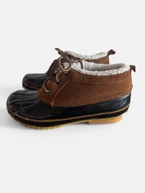 KHOMBU LOW RISE FAUX FUR STEEL SHANK DUCK BOOTS SHOES size 7
Leather and rubber